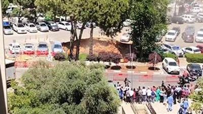 لحظة ابتلاع الأرض لموقف للسيارات في إسرائيل | فيديو وصور