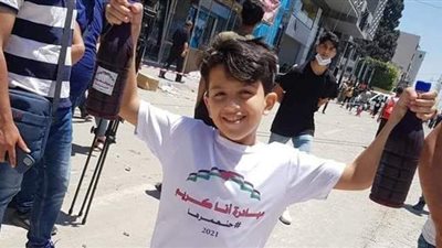 «أنا كريم».. طفل فلسطيني يقدم العصائر للعاملين المصريين في غزة