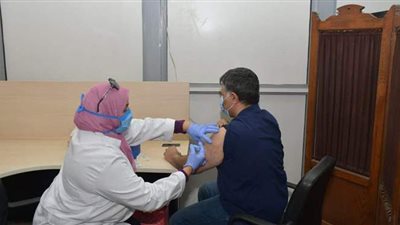 جامعة القاهرة تواصل تطعيم منتسبيها ضد كورونا في 5 مقرات