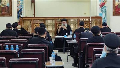 الأنبا سيداروس يجتمع بكهنة عزبة النخل ويشدد على الالتزام بالإجراءات الاحترازية