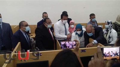 وزير التعليم العالي ورئيس جامعة حلوان يفتتحان مركز الاختبارات الإلكترونية