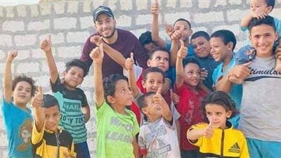 الفنان عصام السقا يلتقط صورة تذكارية مع أطفال تونا الجبل بالمنيا