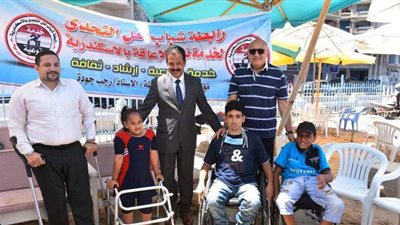 شاطئ المندرة يستقبل مجموعة من ذوي الهمم بعد تجهيزه لهم | صور