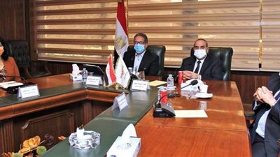 وزيرا السياحة والطيران يبحثان مع مستثمرين دعم التوافد السياحي