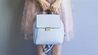 هاني الناظر يستعرض مكونات حقيبة البنات في الصيف.. والمخلل أبرزها | فيديو