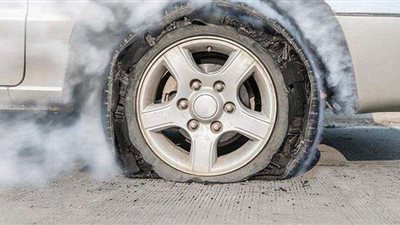 خطوات بسيطة اتبعها عند انفجار كاوتش سيارتك أثناء السير