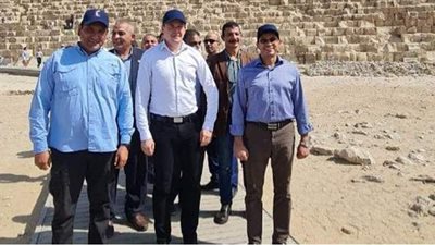 انبهر بتصميم الهرم.. تفاصيل زيارة رئيس الوكالة الدولية لمكافحة المنشطات (وادا) للأهرامات