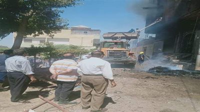 8 سيارات إطفاء للسيطرة على حريق بمصنع للفايبر بالقناطر الخيرية