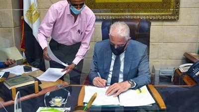 محافظ جنوب سيناء يوقع على عقود تقنين بدهب وابوزنيمة والطور