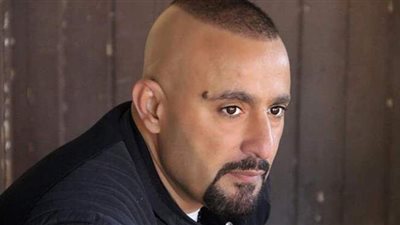 أحمد السقا يساند طفلا مريضا بمرض جيني نادر