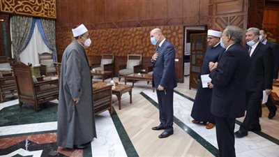 بخط عمر بن الخطاب.. هدية خاصة من الرئيس الفلسطيني لشيخ الأزهر | صورة