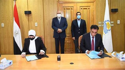 بدء العمل بمكتب التصديقات والخدمات القنصلية بمدينة قنا | صور