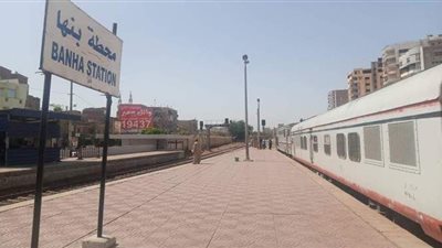 بث مباشر.. خروج عجلتي قطار عن القضبان في محطة بنها