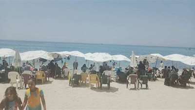 إقبال متوسط من المواطنين على شواطئ الإسكندرية هربا من الطقس الحار