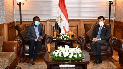 وزير الرياضة يستقبل أمين عام الاتحاد الأفريقي لكرة القدم.. اعرف التفاصيل