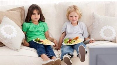 بعد قياس قدراتهم اللغوية.. هذا ما يفعله مشاهدة التلفزيون أثناء تناول الأطفال وجباتهم