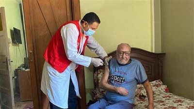 تطعيم غير القادرين على الحركة بلقاح كورونا في المنازل | صور