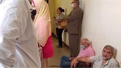 ضحايا المعاشات أمام مكتب حسين زين في ماسبيرو