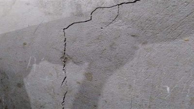 لجنة هندسية تفحص المنازل المتضررة بسبب التنقيب عن الآثار في بنها