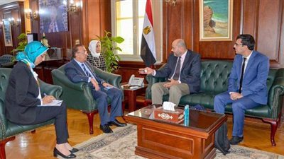 محافظ الإسكندرية يناقش مع المدير التجاري لشركة فرنسية سبل التعاون
