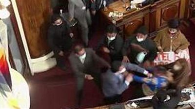 تبادل الركلات واللكمات.. خناقة شوارع في برلمان بوليفيا | فيديو