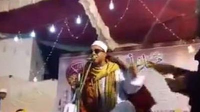 «بيرش الفلوس فوق رأسه».. جمال السيد يقرأ القرآن ويتراقص في باكستان | فيديو