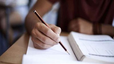 تفسير رؤية الامتحان في المنام وعلاقته بعدم القدرة على حل المشاكل والتوتر