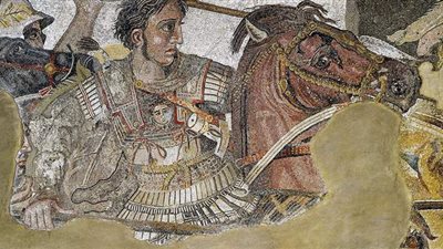 أسرار الإسكندر الأكبر في ذكرى وفاته.. مؤسس الإسكندرية تتلمذ على يد أرسطو.. كأس خمر تنهي حياته.. وجدل حول مكان دفنه