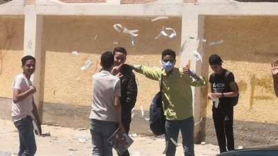 فرحة بين طلاب الشهادة الإعدادية في مطروح بانتهاء الامتحانات | فيديو وصور