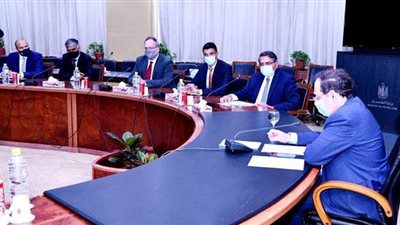 الملا يبحث مع 