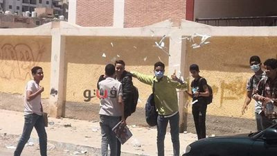 الفرحة تسيطر على الطلاب في آخر أيام امتحانات الشهادة الإعدادية.. سهولة اختبار الدراسات الاجتماعية.. وثورة يناير وفلسطين أبرز الأسئلة