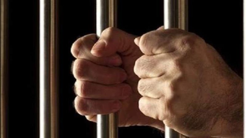 حبس عاطلين لحيازتهما