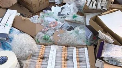 ضبط 16 ألف جهاز وقطعة مستلزمات طبية مجهولة المصدر داخل شركة بالقاهرة