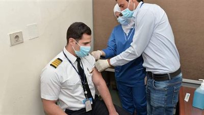 تطعيم العاملين بمطار سوهاج ضد فيروس كورونا
