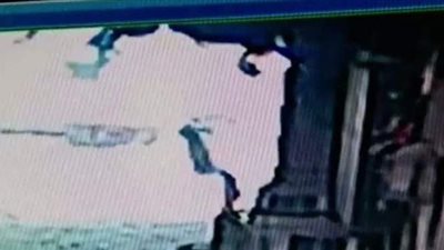 أم بلا قلب.. لحظة إلقاء ربة منزل جثة رضيعها داخل صندوق قمامة بشبرا | فيديو