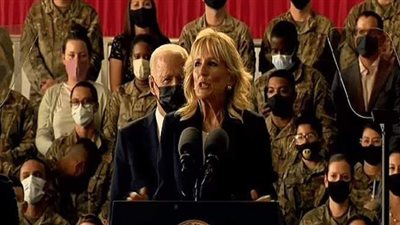 جيل بايدن توبخ زوجها أثناء حديثها للقوات الأمريكية.. اعرف السبب | فيديو