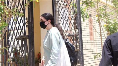 إيمي سمير غانم من أمام مدفن والدها: والدتي تعبانة.. ادعولها | فيديو