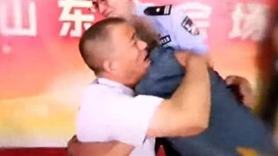 لحظة لقاء مسن صيني بابنه المختطف منذ 58 عامًا | فيديو