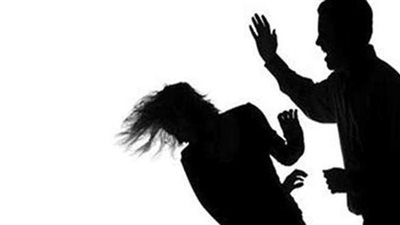 ضبط المتهم بضرب زوجته بـ