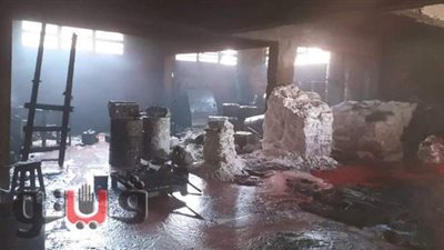 7 سيارات إطفاء تسيطر على حريق هائل في مصنع بالشرقية | صور