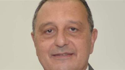 رئيس مصر للطيران يقود رحلة جدة إلى مطار القاهرة