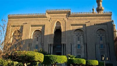 سقوط الغطاء الزجاجي لأحد أباليك الثريا النحاسية بمسجد الرفاعي