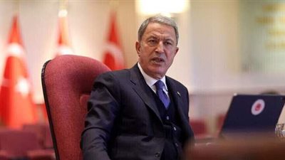 طائرة أسلحة سبقت الزيارة.. وصول وفد تركي يرأسه وزير الدفاع إلى ليبيا | فيديو