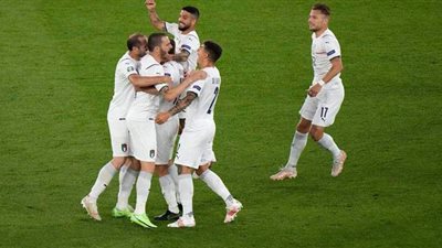 المنتخب الإيطالي يحرز الهدف الثالث عن طريق انسيني في الدقيقة 79