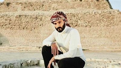 خالد النبوي ينشر صورة من أمام الأهرامات: فلنجمع تراثنا