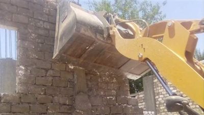 إزالة 13 حالة تعد وبناء مخالف في 3 مراكز بأسيوط | صور