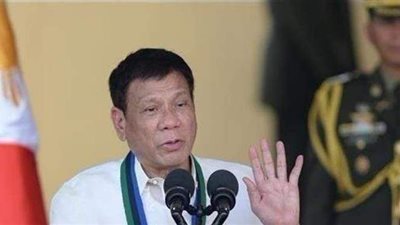 لحظة سقوط الرئيس الفلبيني أثناء وضع الزهور في عيد الاستقلال | فيديو