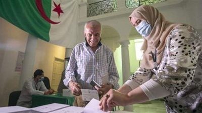 الجزائريون يدلون بأصواتهم لاختيار مرشحيهم في الانتخابات التشريعية