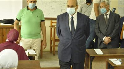 رئيس جامعة المنيا يُشيد بالإجراءات الاحترازية والتنظيمية بالكلية النوعية | صور