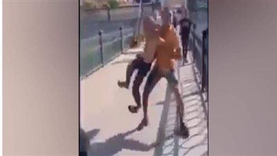 شاب يلقي بطفل في ترعة المحمودية يثير غضب رواد سوشيال ميديا | فيديو